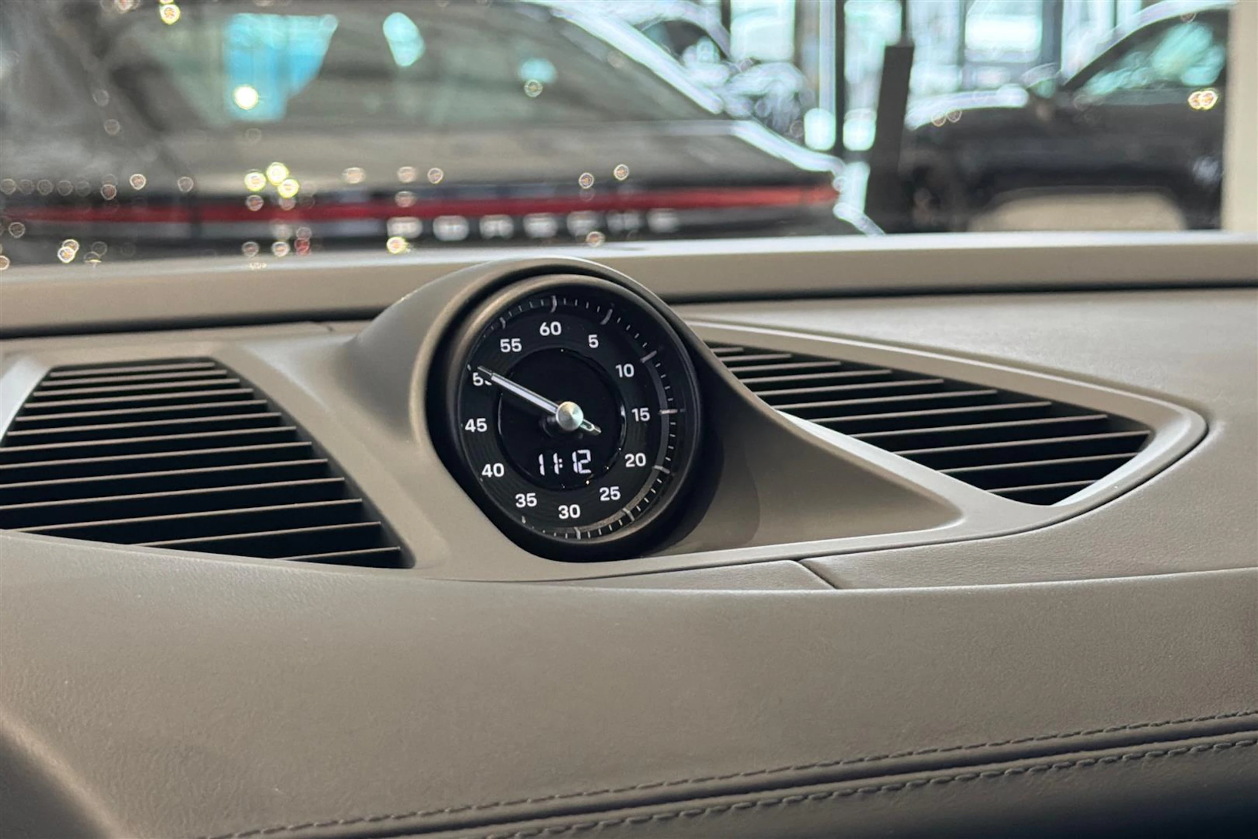 harmaa Porsche Macan 2026 kuva 17.