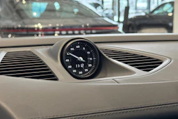 harmaa Porsche Macan 2026 kuva 17.