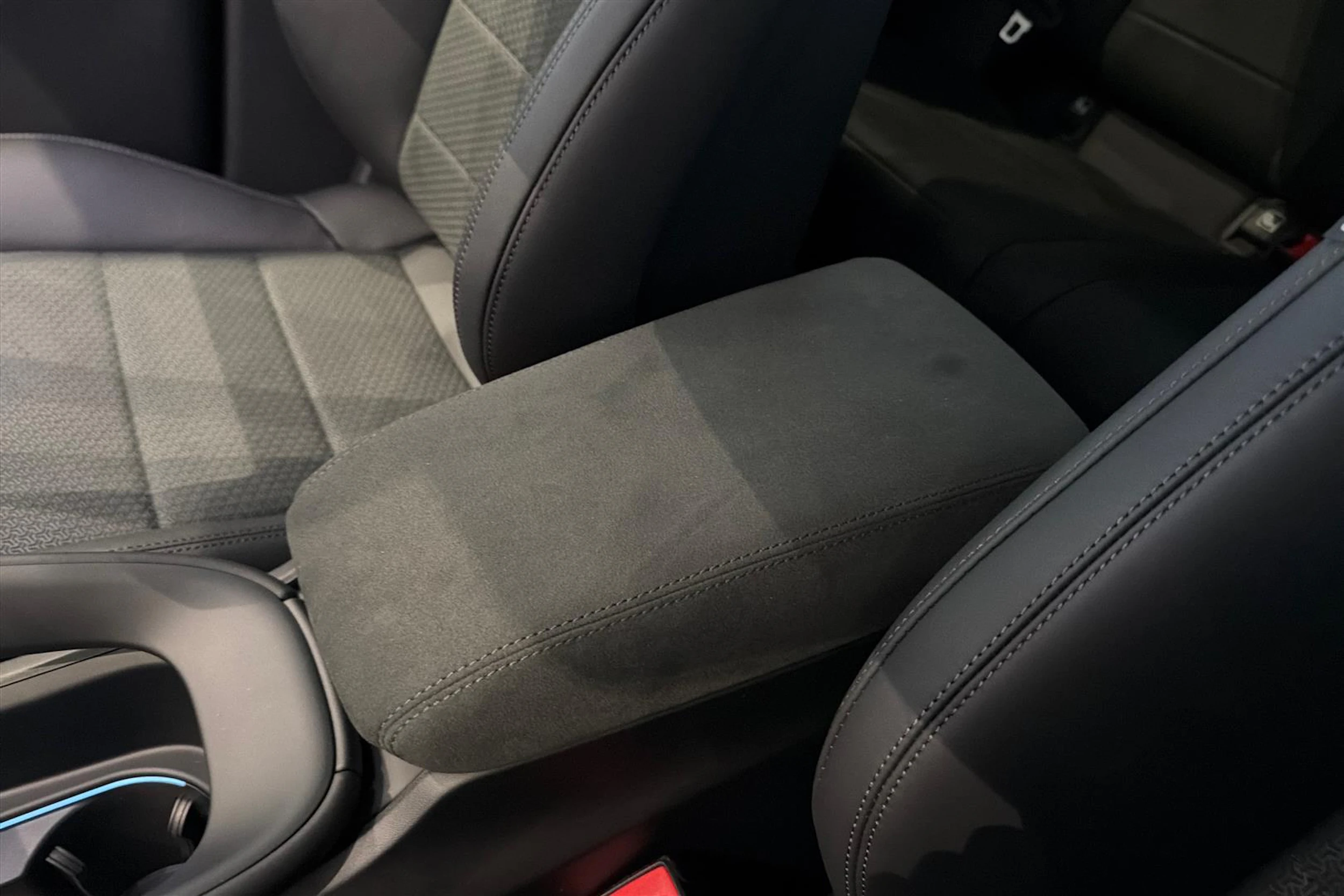 harmaa Porsche Macan 2026 kuva 20.