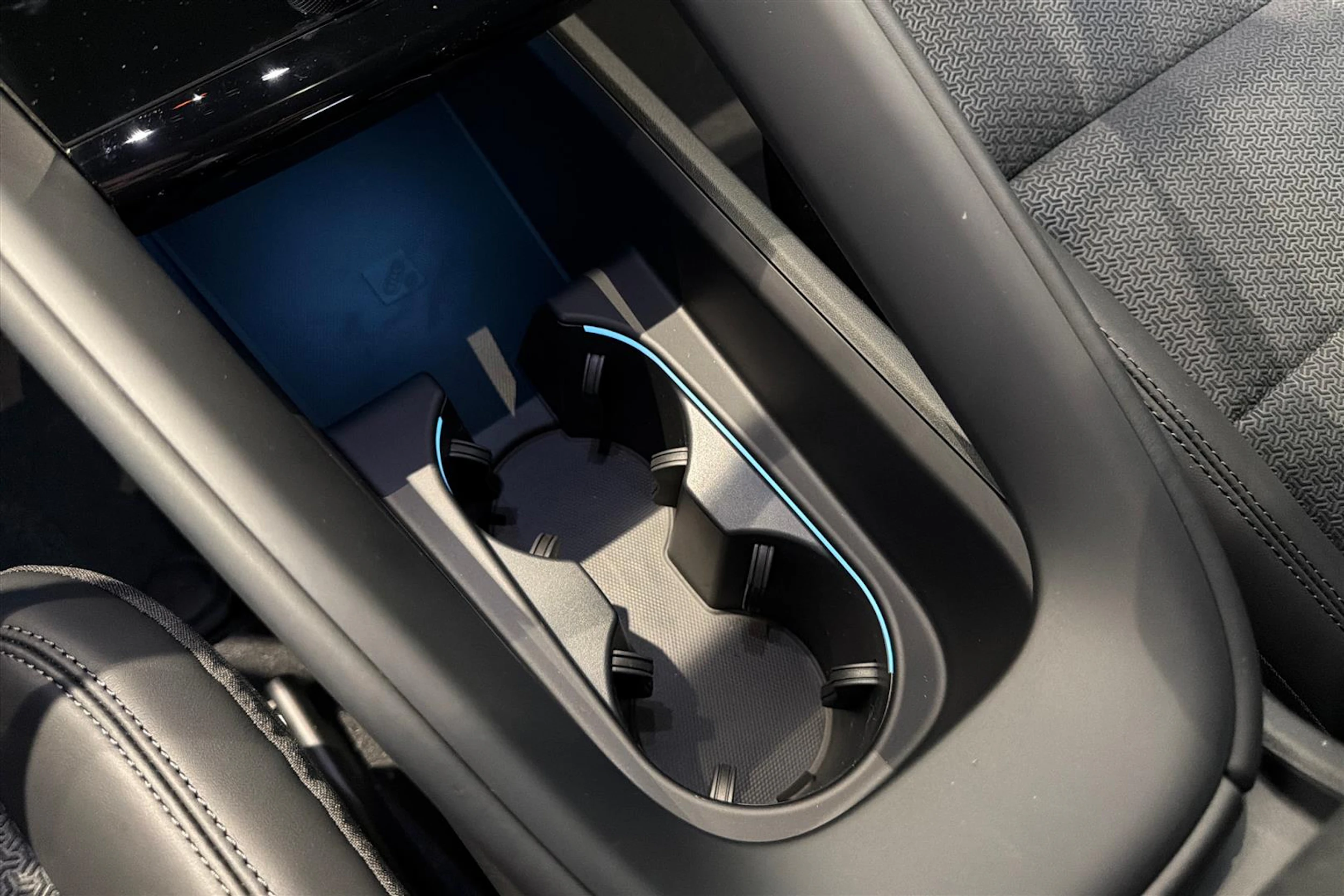 harmaa Porsche Macan 2026 kuva 21.