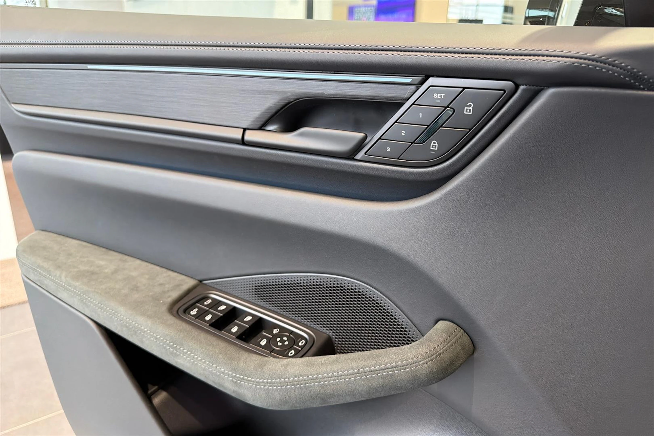 harmaa Porsche Macan 2026 kuva 23.