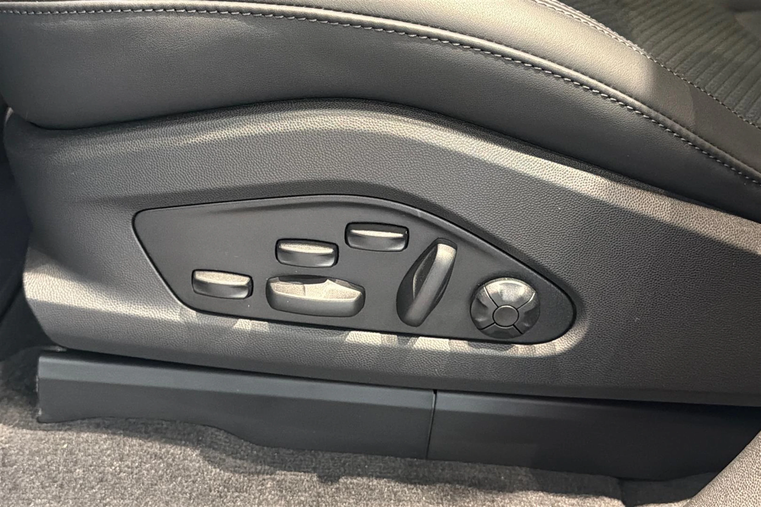 harmaa Porsche Macan 2026 kuva 26.