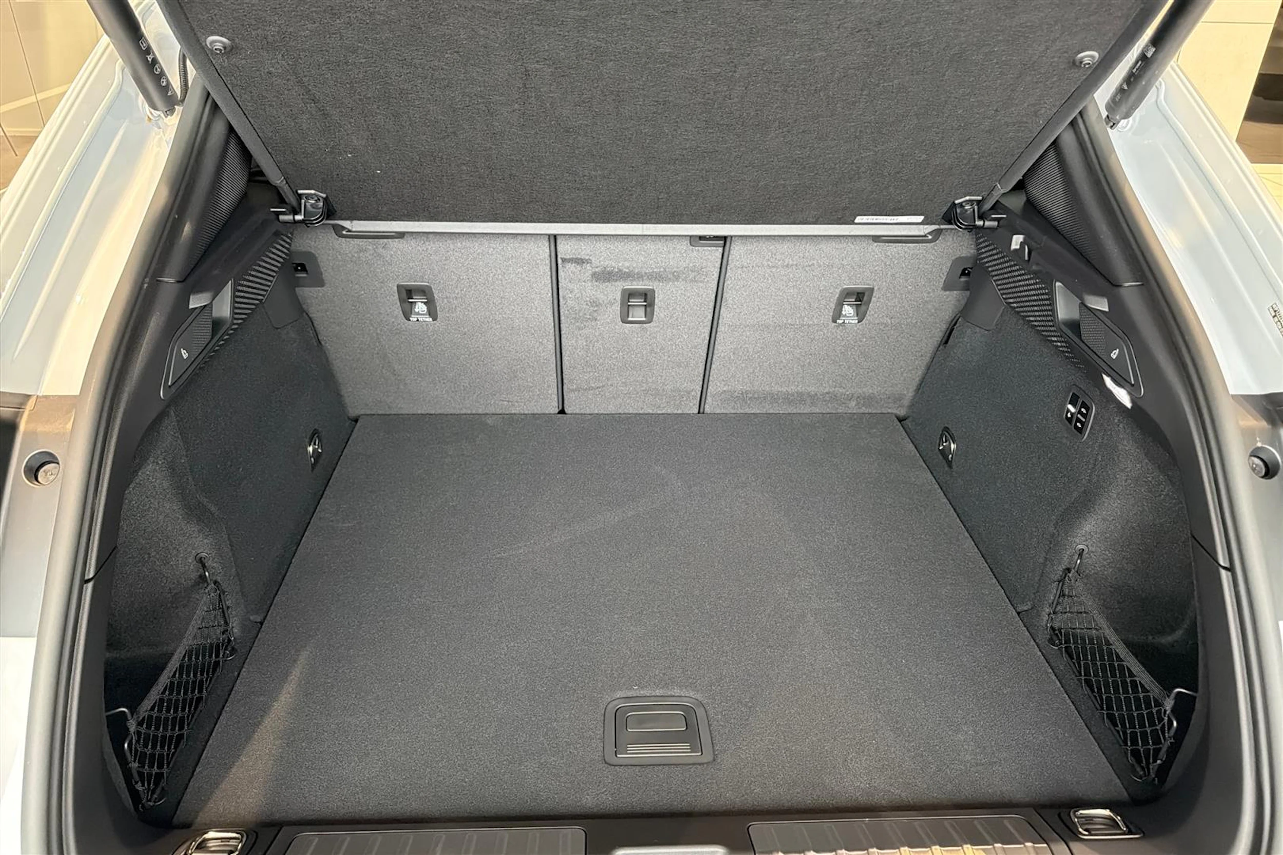 harmaa Porsche Macan 2026 kuva 29.