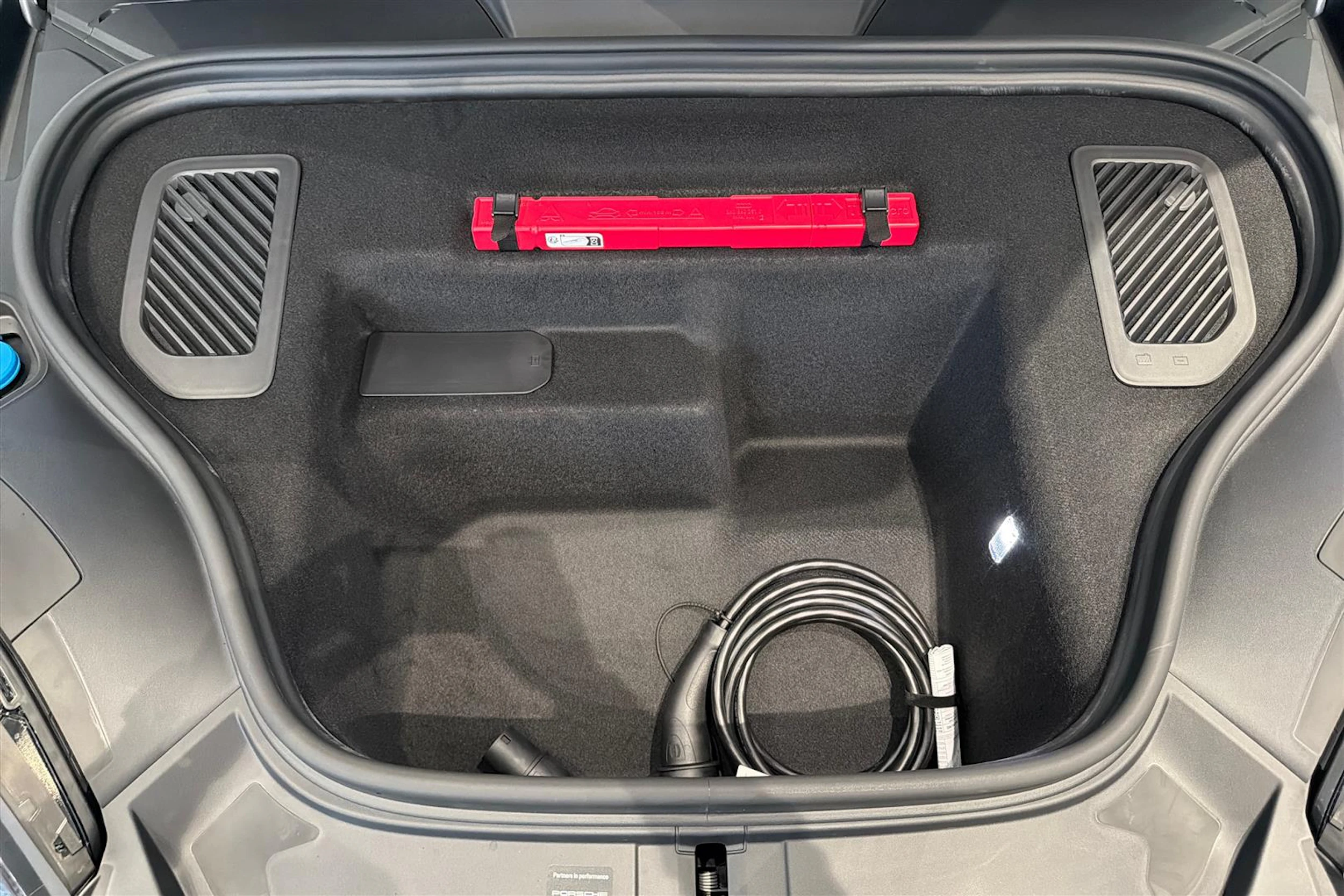 harmaa Porsche Macan 2026 kuva 31.