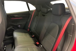 punainen Porsche Macan 2026 kuva 8.