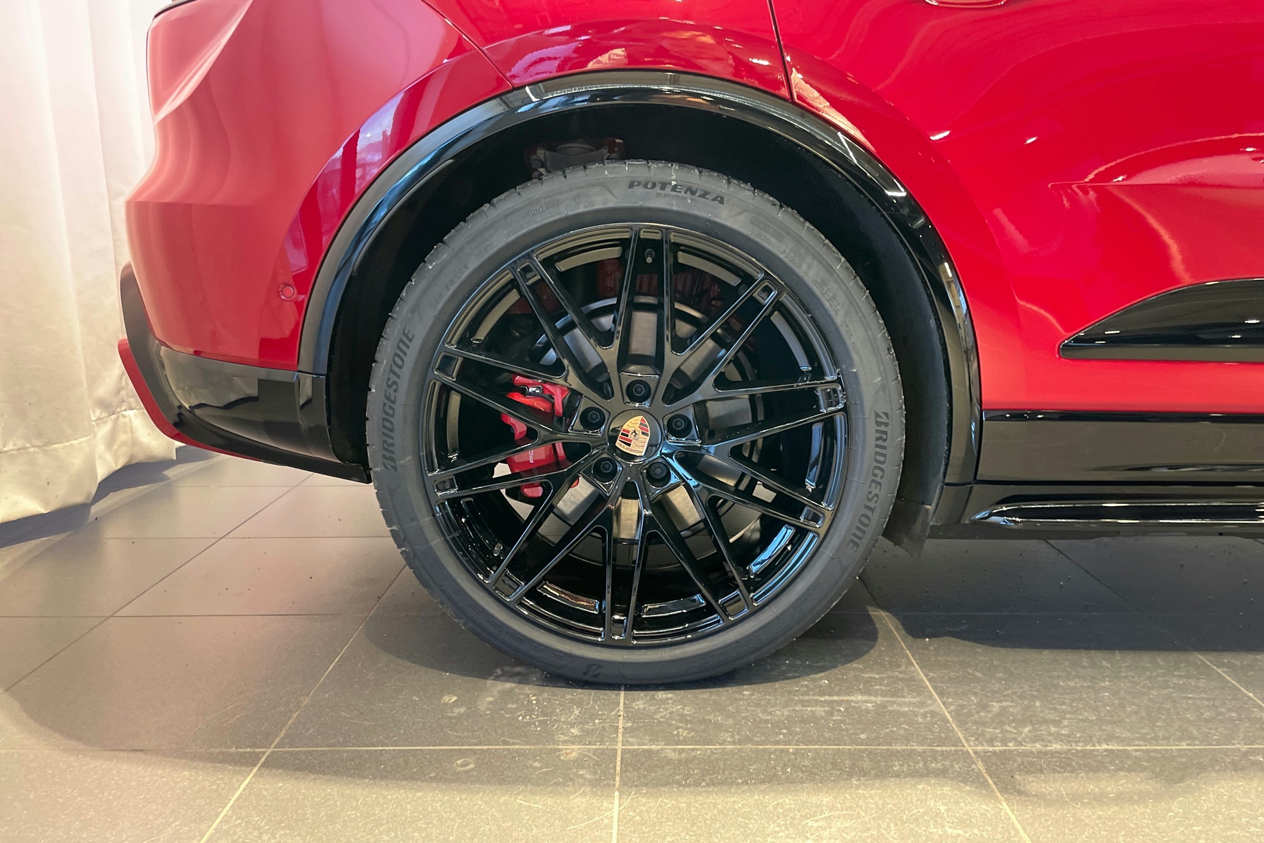 punainen Porsche Macan 2026 kuva 10.