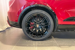 punainen Porsche Macan 2026 kuva 10.
