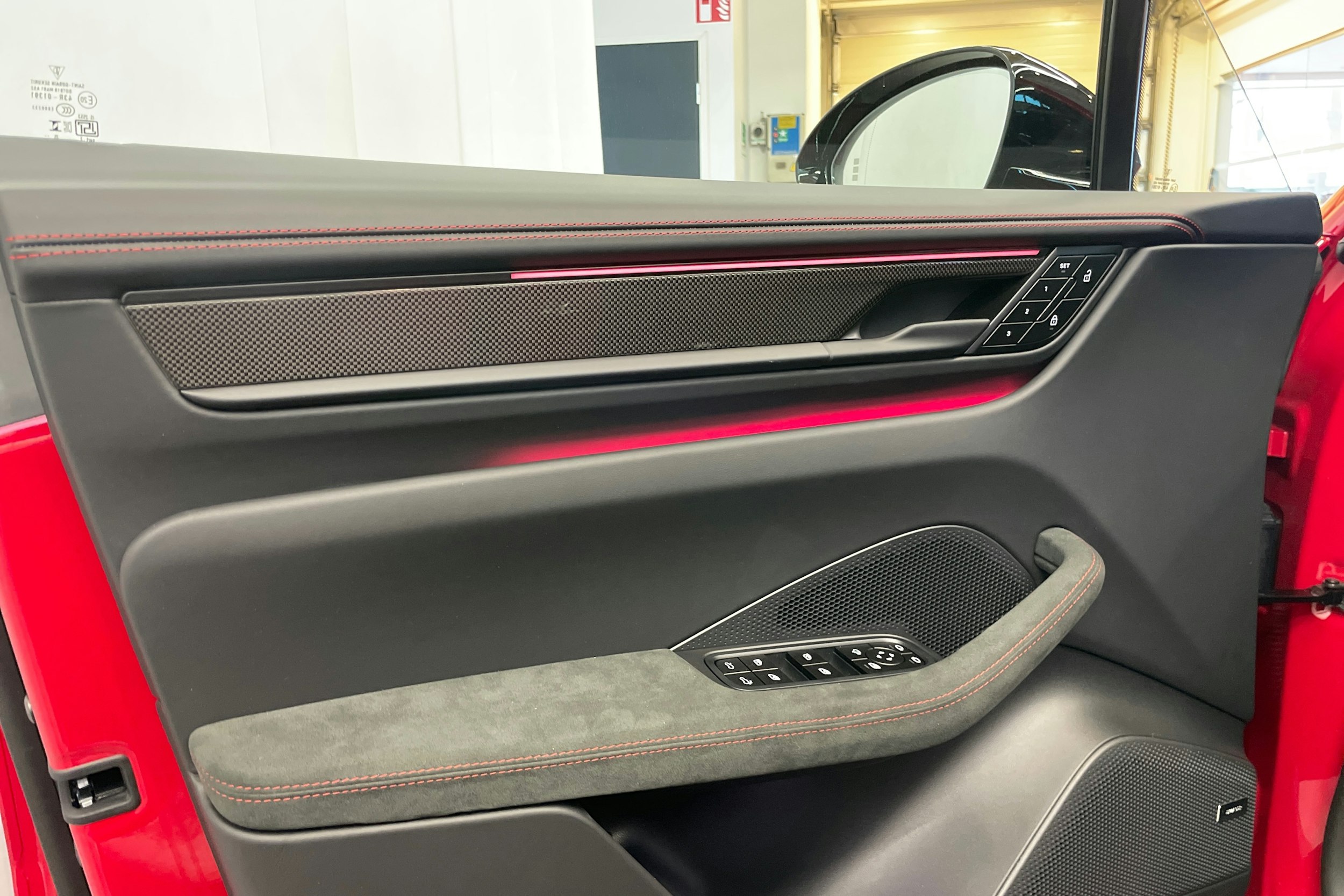 punainen Porsche Macan 2026 kuva 11.