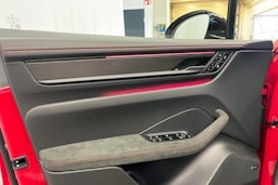 punainen Porsche Macan 2026 kuva 11.