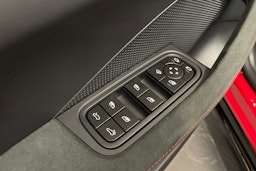 punainen Porsche Macan 2026 kuva 12.