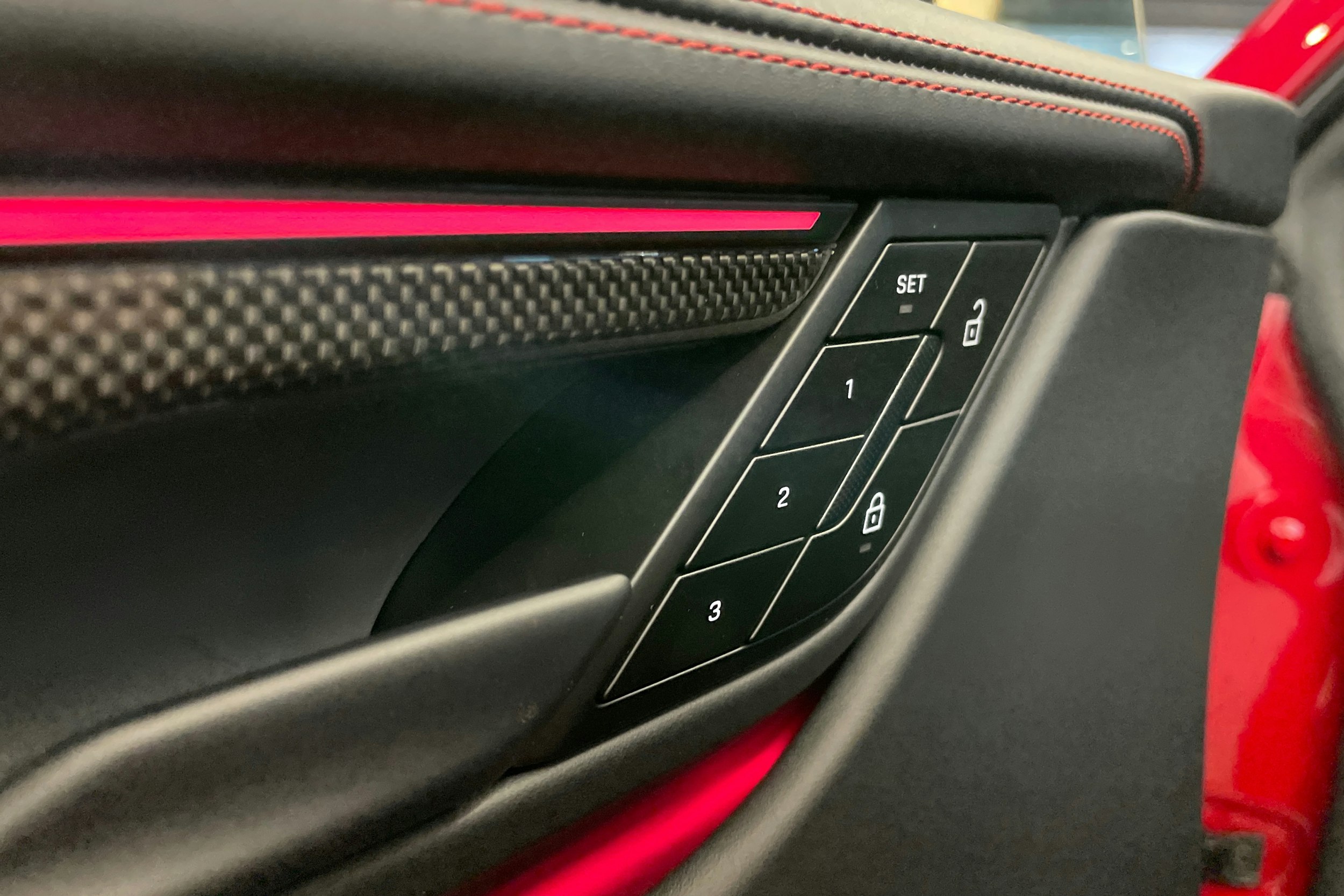 punainen Porsche Macan 2026 kuva 13.