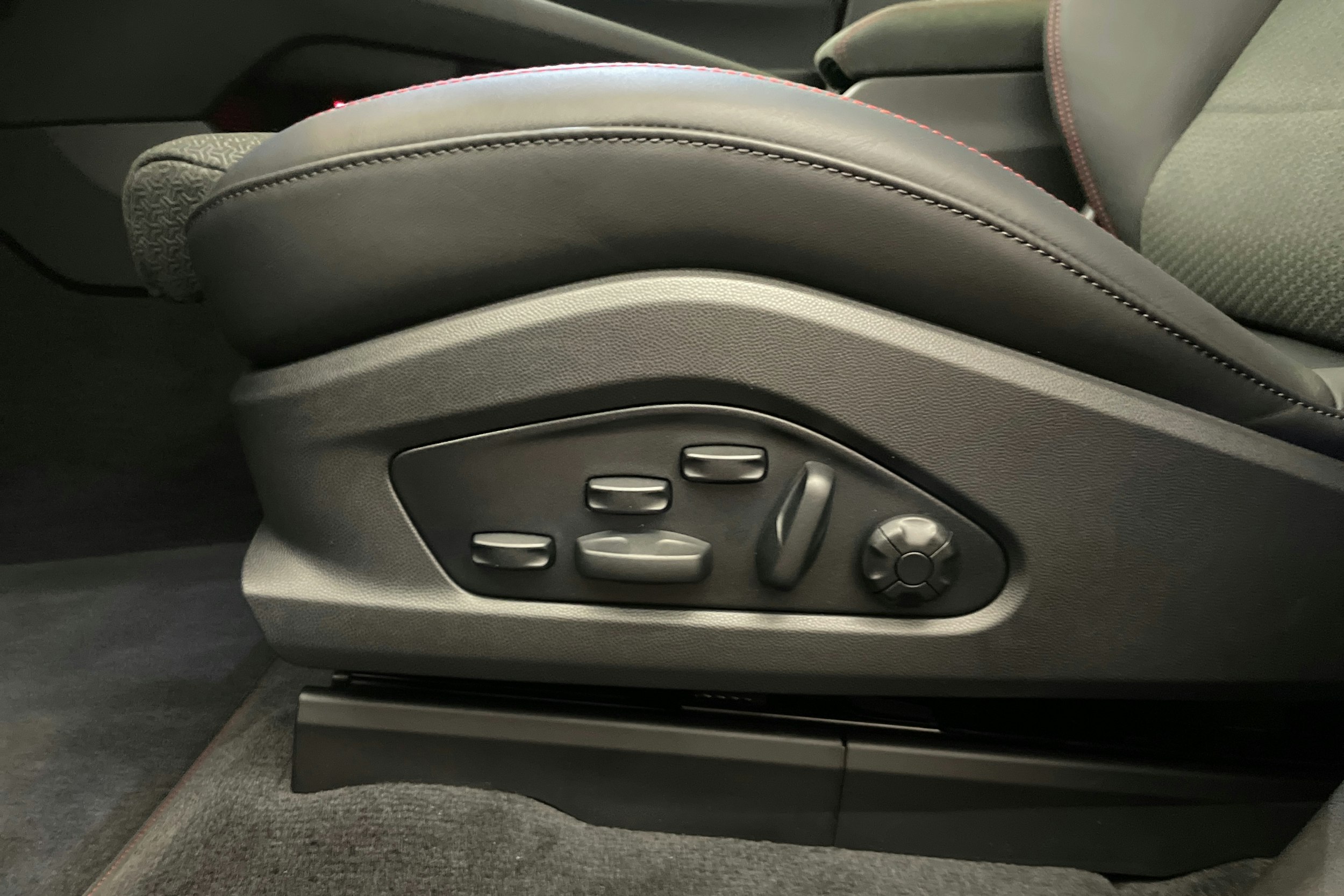 punainen Porsche Macan 2026 kuva 14.