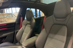 punainen Porsche Macan 2026 kuva 15.