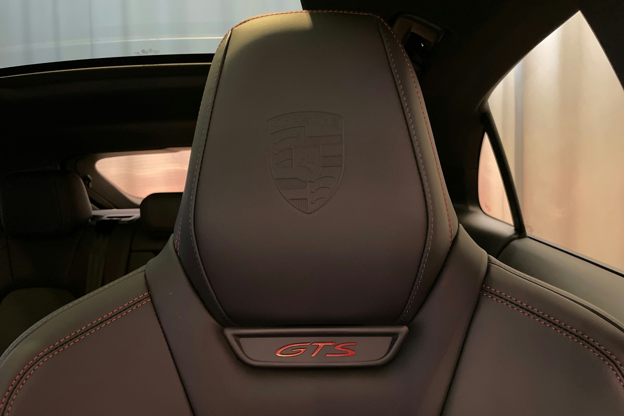 punainen Porsche Macan 2026 kuva 16.