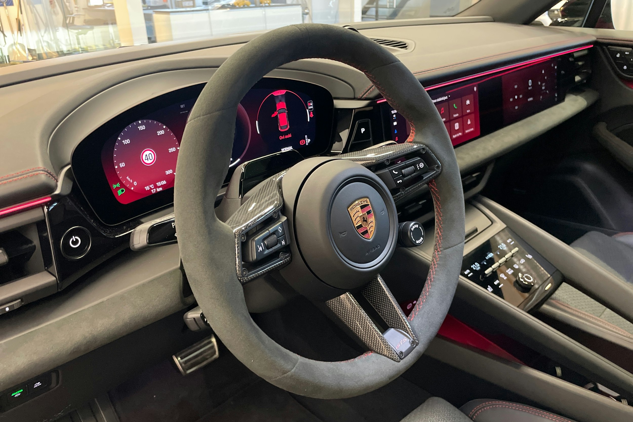 punainen Porsche Macan 2026 kuva 18.