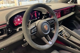 punainen Porsche Macan 2026 kuva 18.