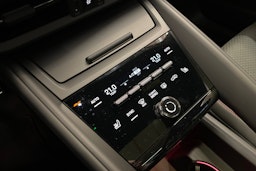 punainen Porsche Macan 2026 kuva 22.