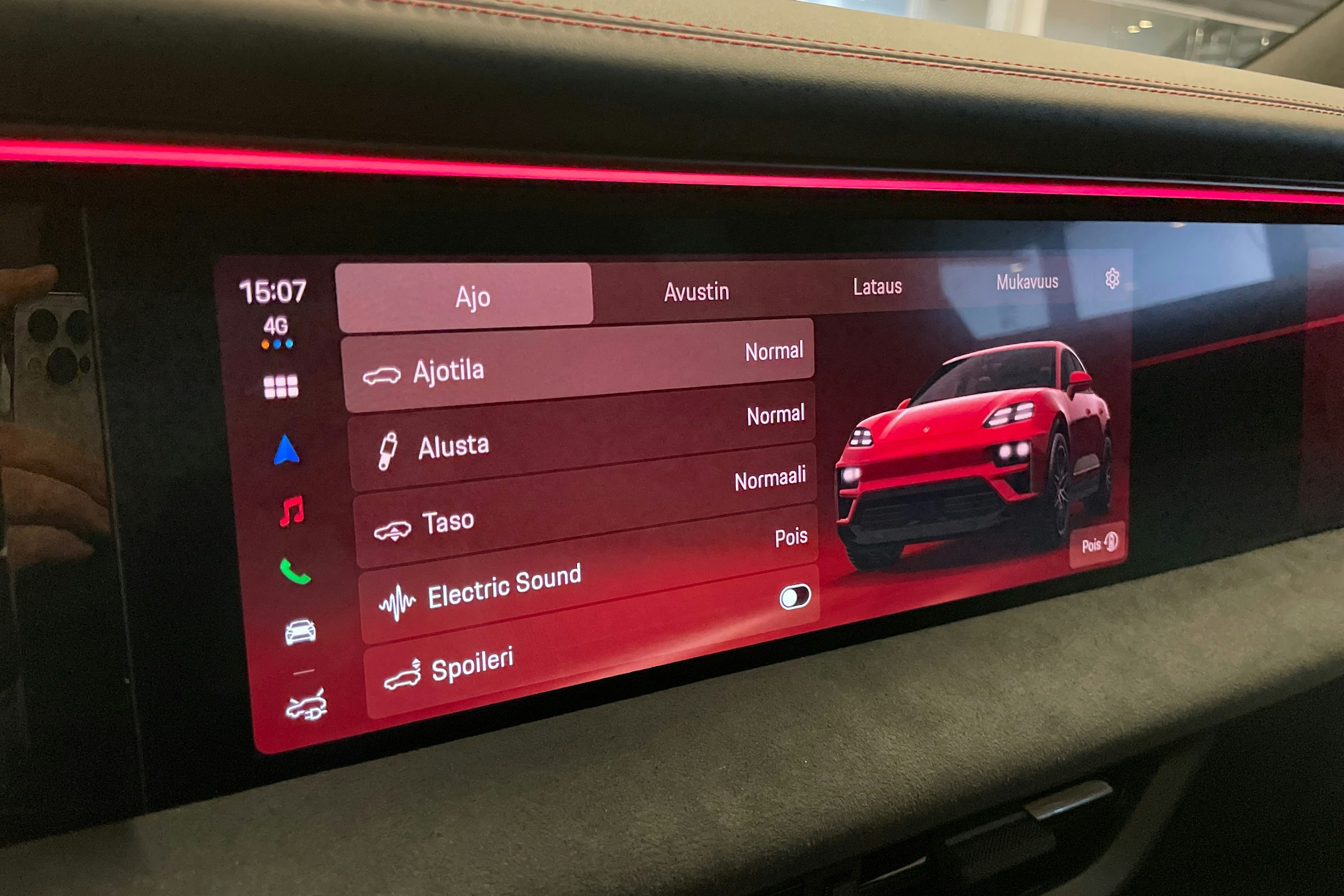 punainen Porsche Macan 2026 kuva 24.