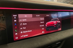 punainen Porsche Macan 2026 kuva 24.