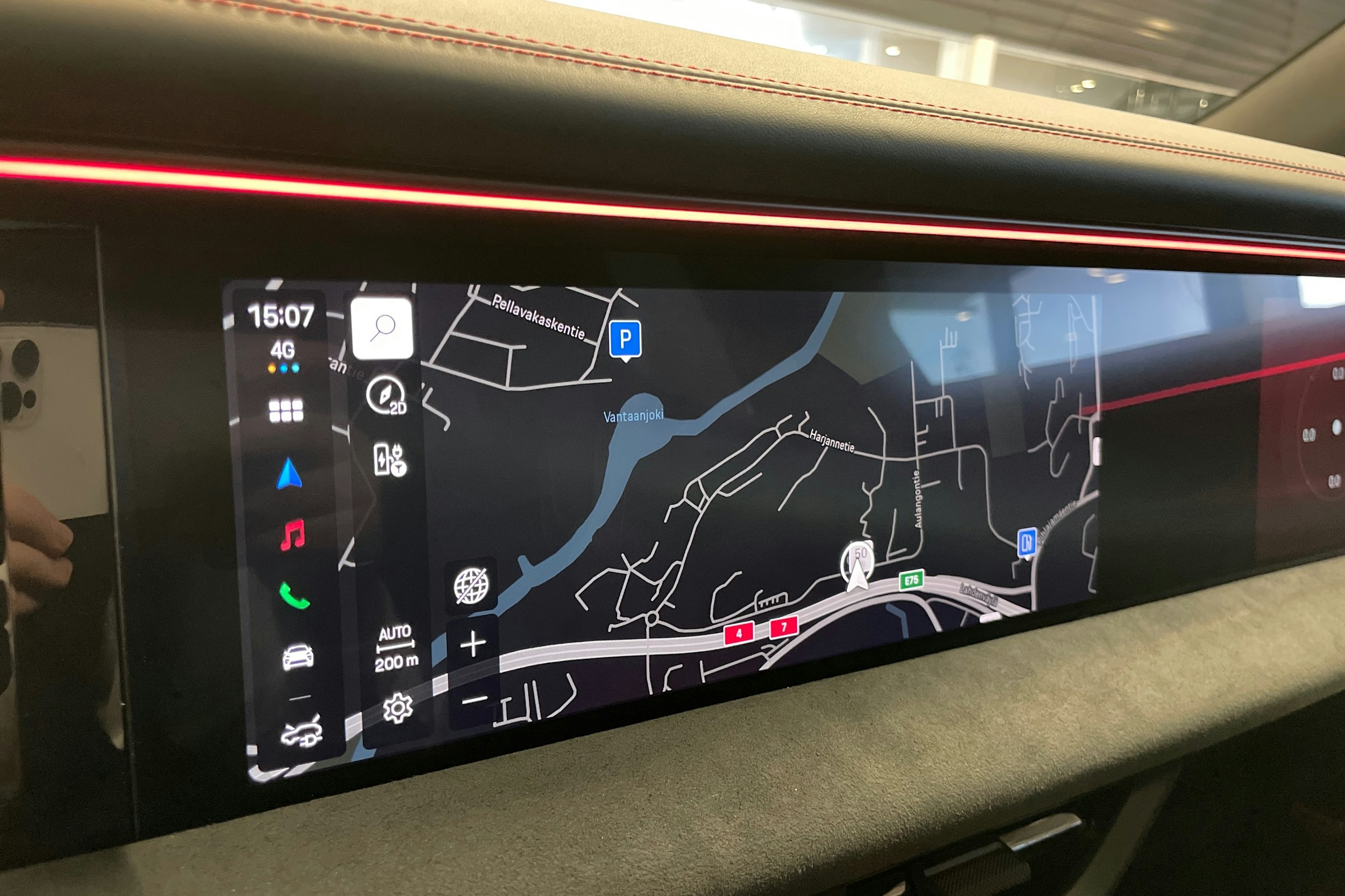 punainen Porsche Macan 2026 kuva 25.