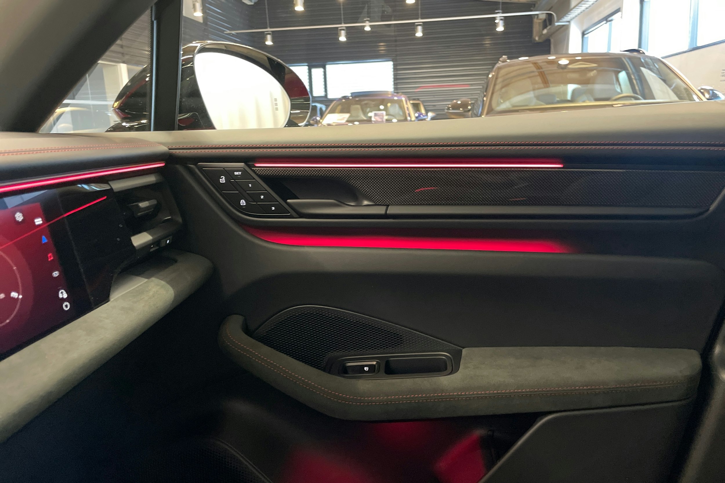 punainen Porsche Macan 2026 kuva 29.