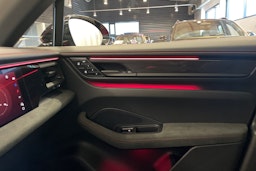 punainen Porsche Macan 2026 kuva 29.