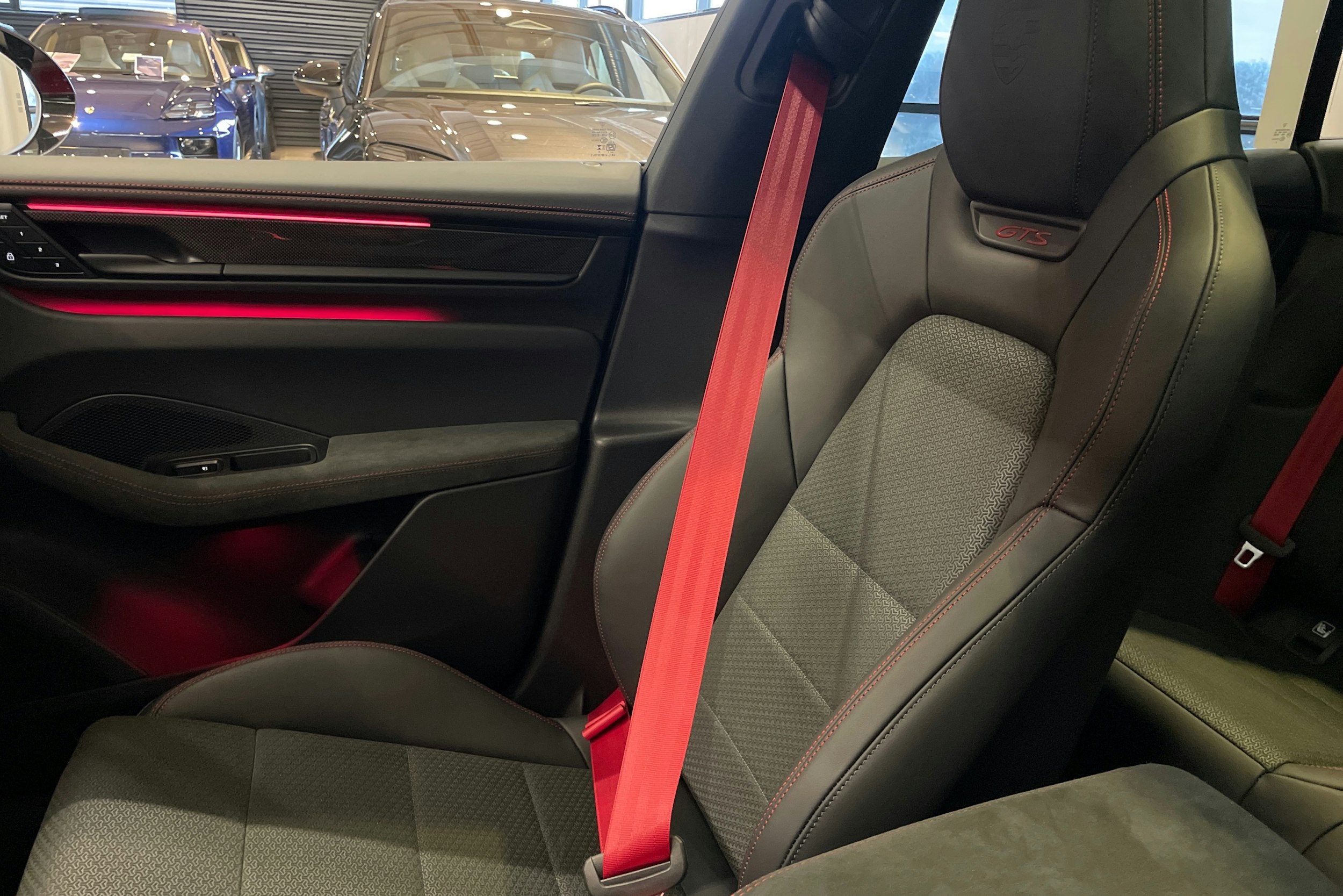 punainen Porsche Macan 2026 kuva 30.