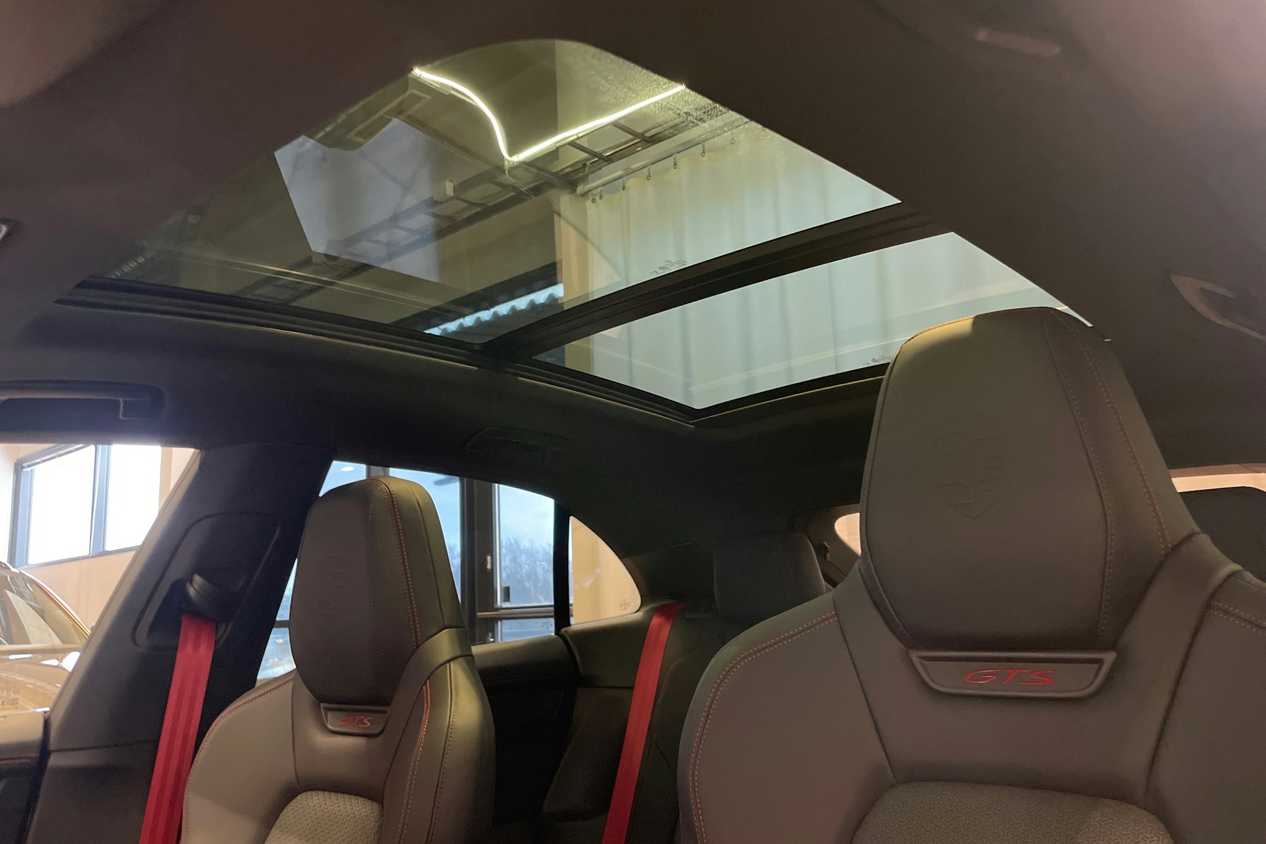 punainen Porsche Macan 2026 kuva 31.