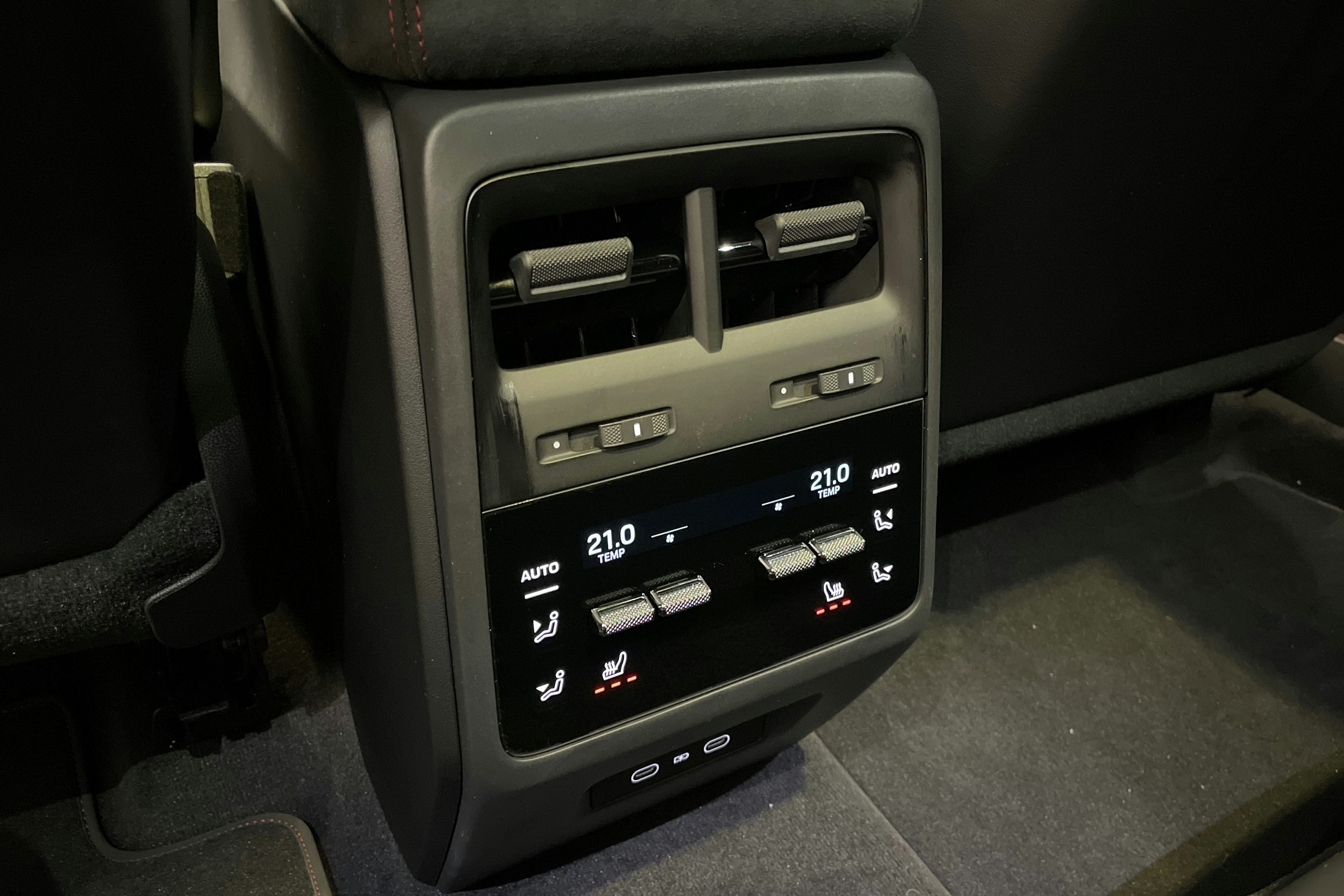 punainen Porsche Macan 2026 kuva 32.