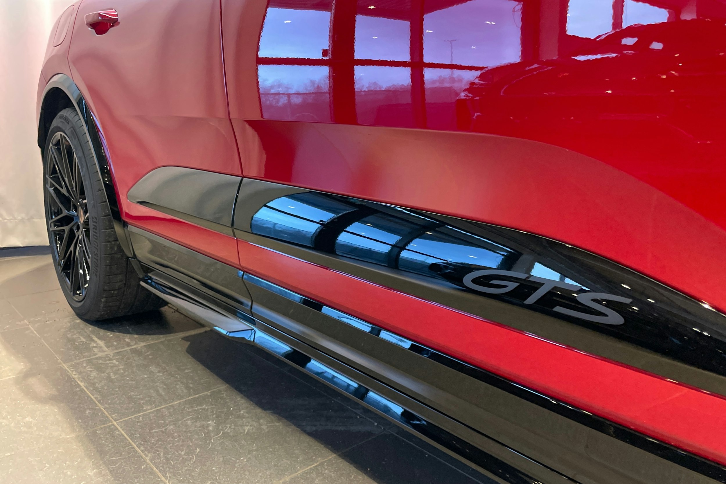 punainen Porsche Macan 2026 kuva 37.