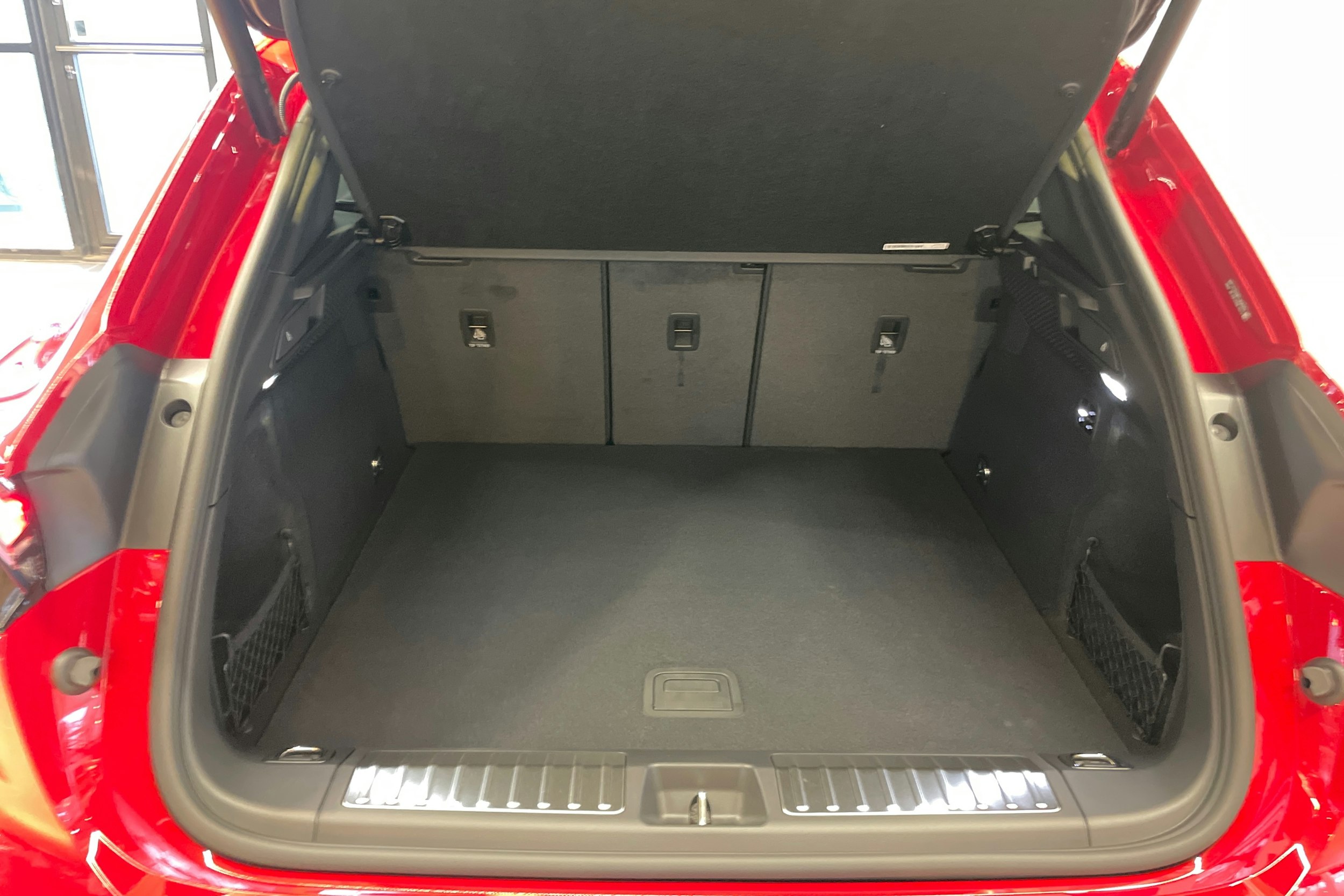 punainen Porsche Macan 2026 kuva 40.