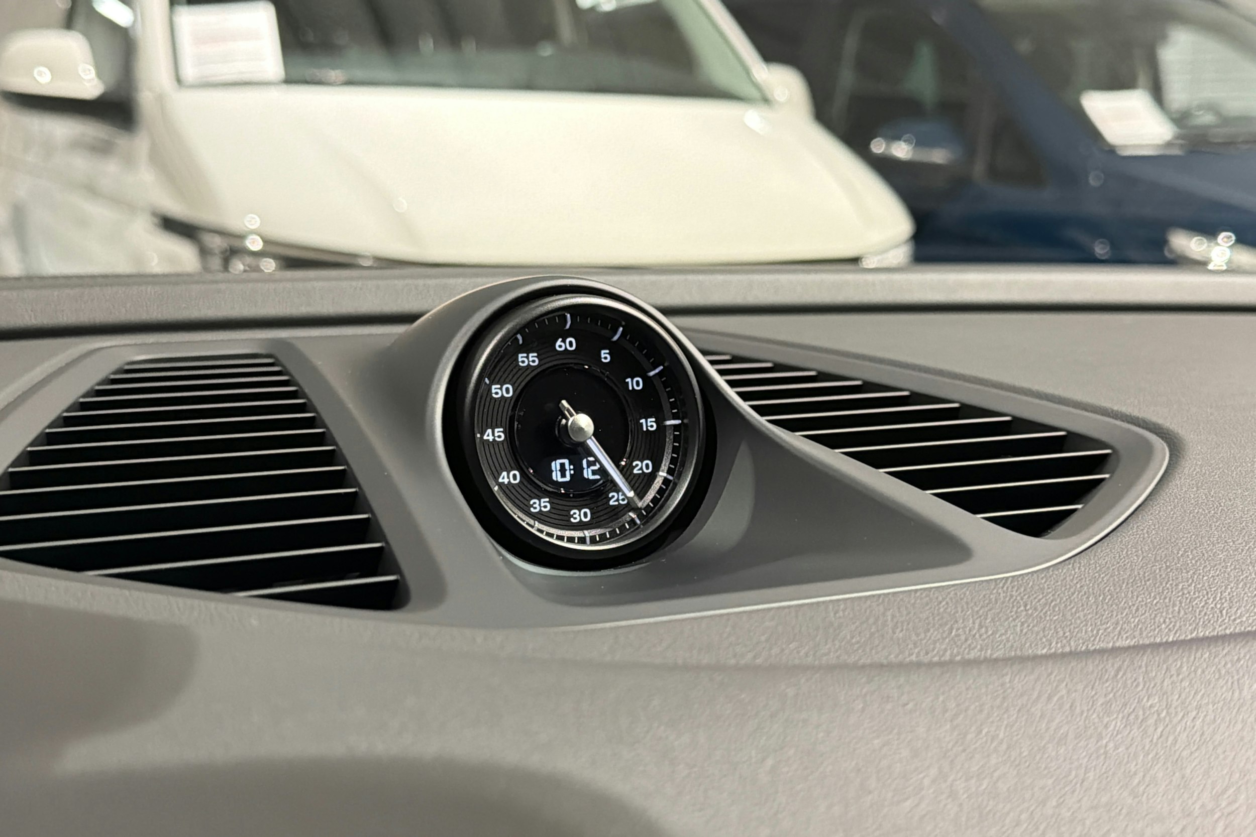 harmaa Porsche Macan 2026 kuva 17.