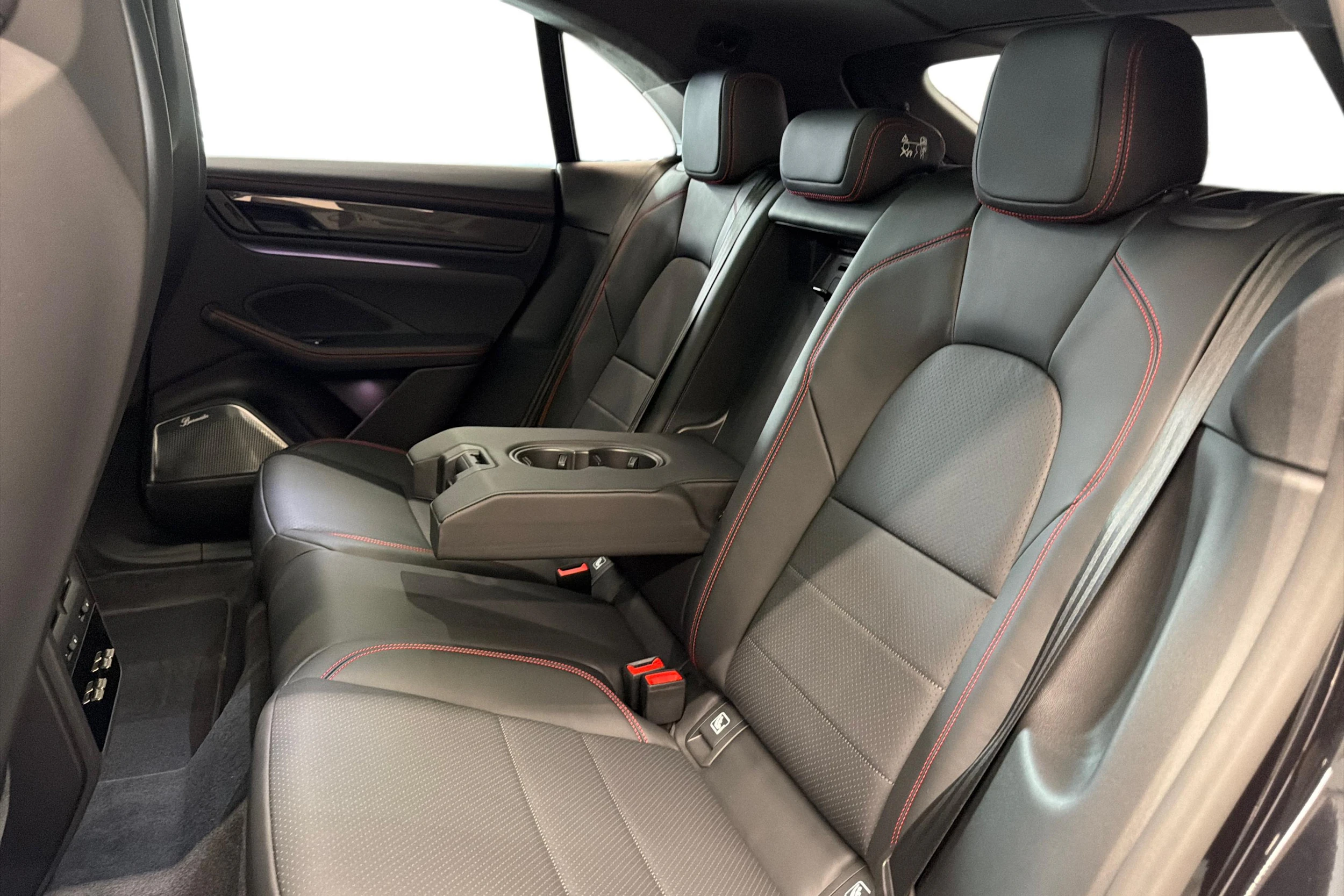 musta Porsche Macan 2026 kuva 8.