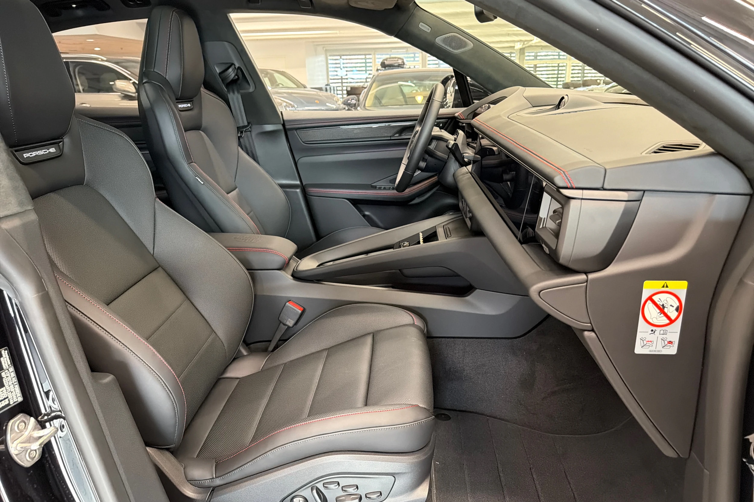 musta Porsche Macan 2026 kuva 12.