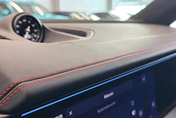 musta Porsche Macan 2026 kuva 24.