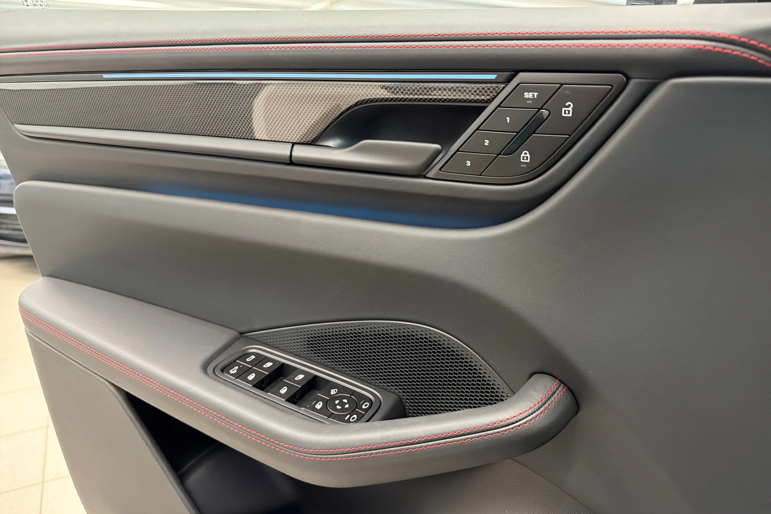musta Porsche Macan 2026 kuva 26.