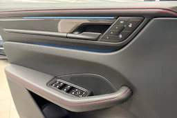 musta Porsche Macan 2026 kuva 26.