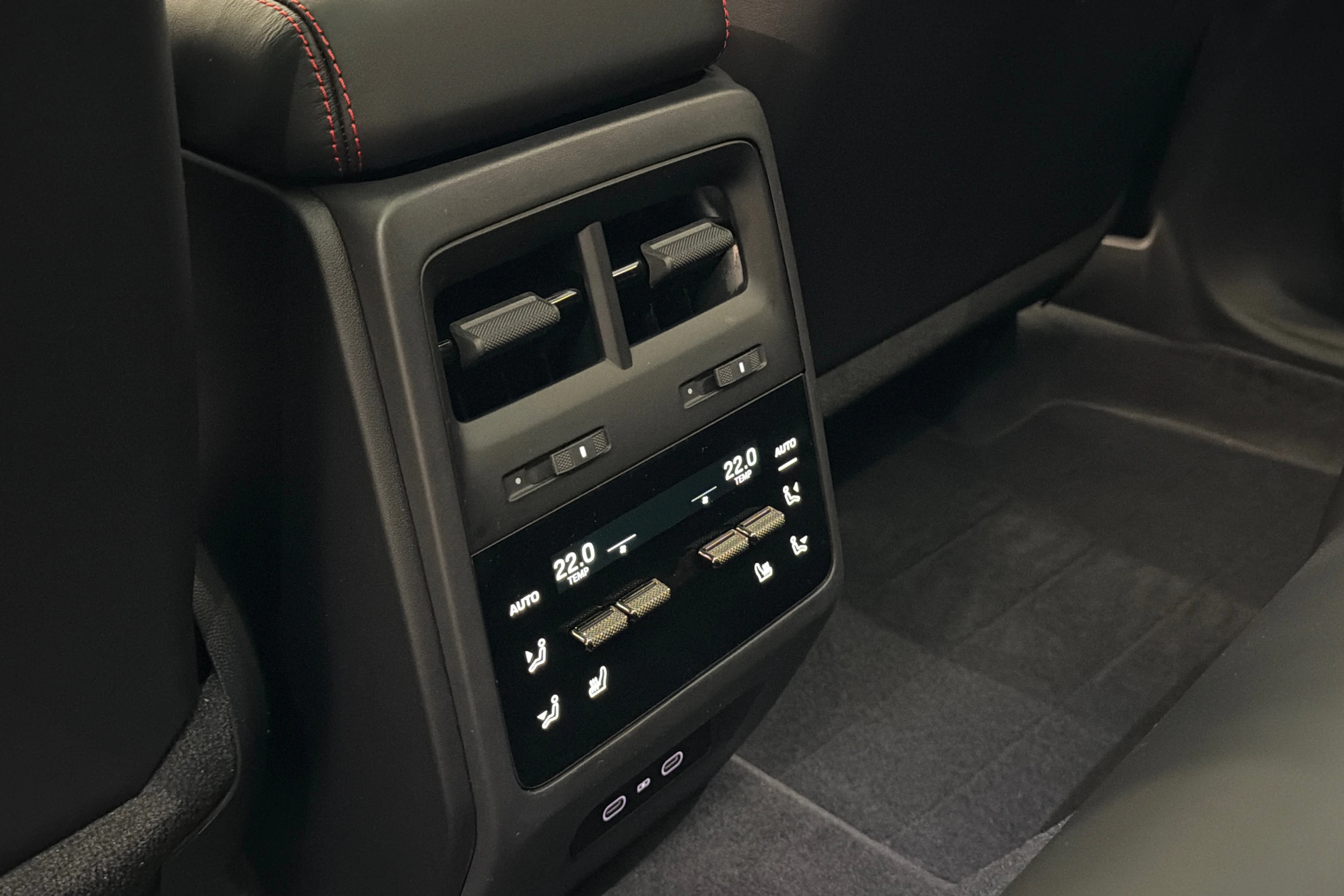 musta Porsche Macan 2026 kuva 30.