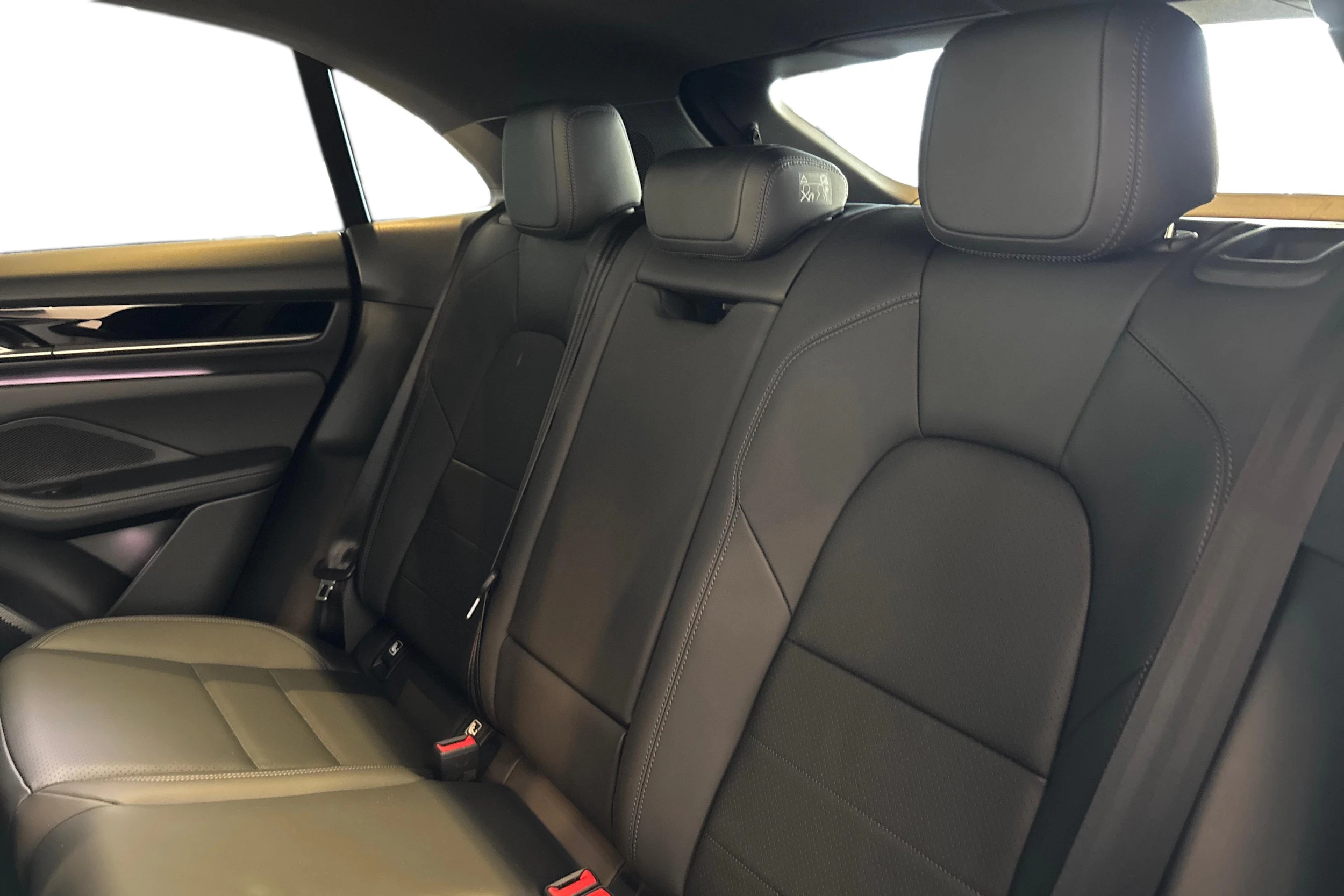 sininen Porsche Macan 2026 kuva 9.