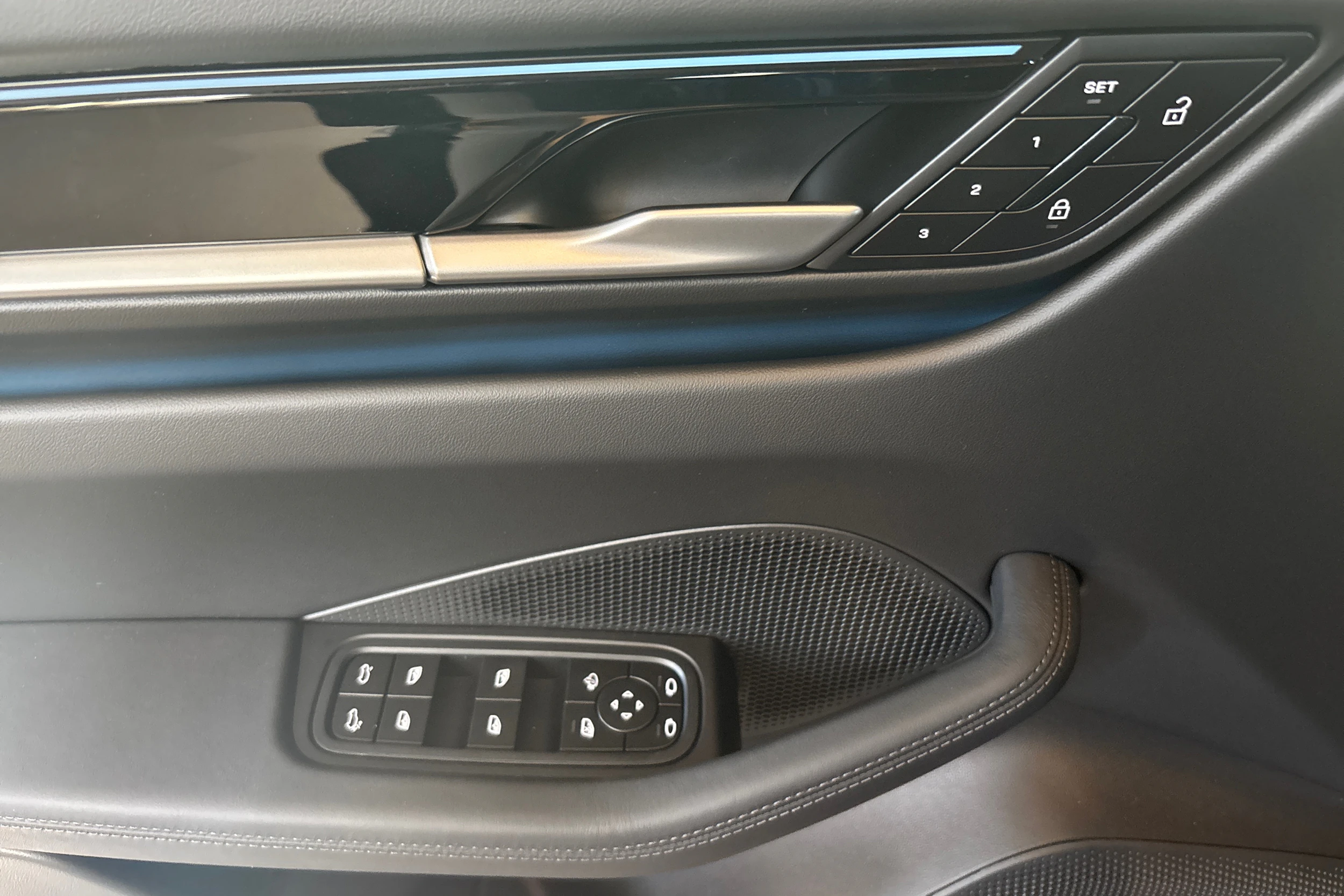 sininen Porsche Macan 2026 kuva 13.