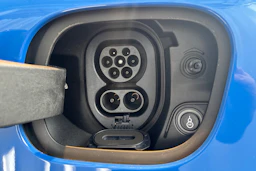 sininen Porsche Macan 2026 kuva 24.