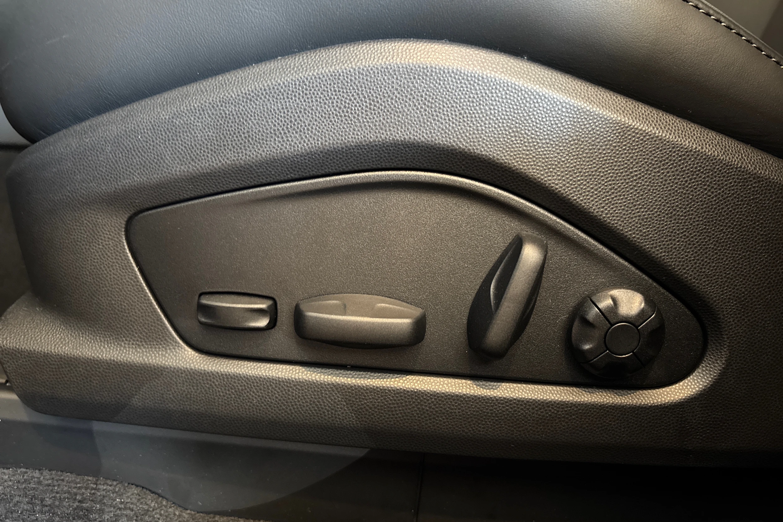 sininen Porsche Macan 2026 kuva 26.