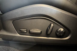 sininen Porsche Macan 2026 kuva 26.