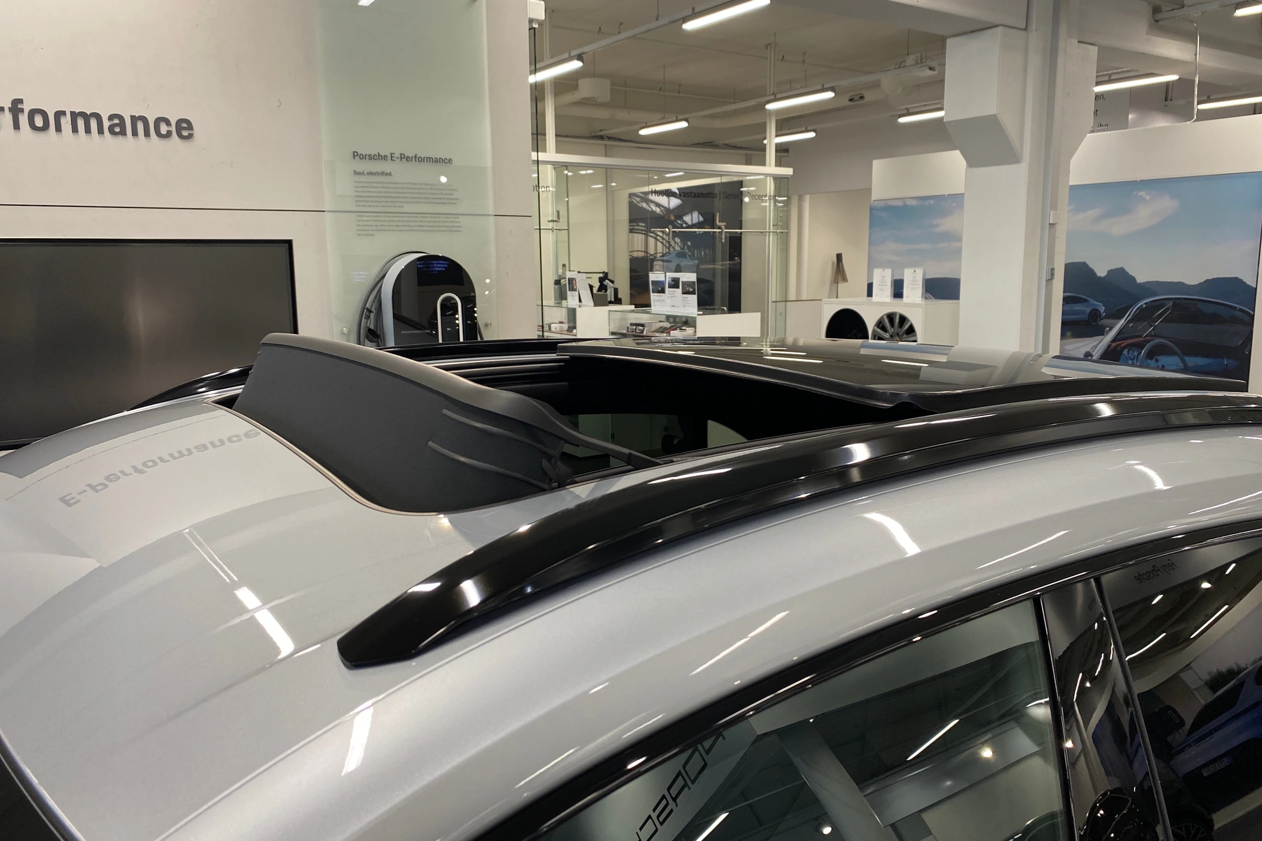 harmaa Porsche Macan 2026 kuva 14.