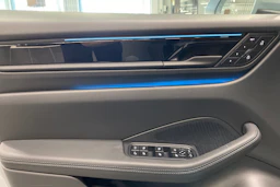 harmaa Porsche Macan 2026 kuva 17.