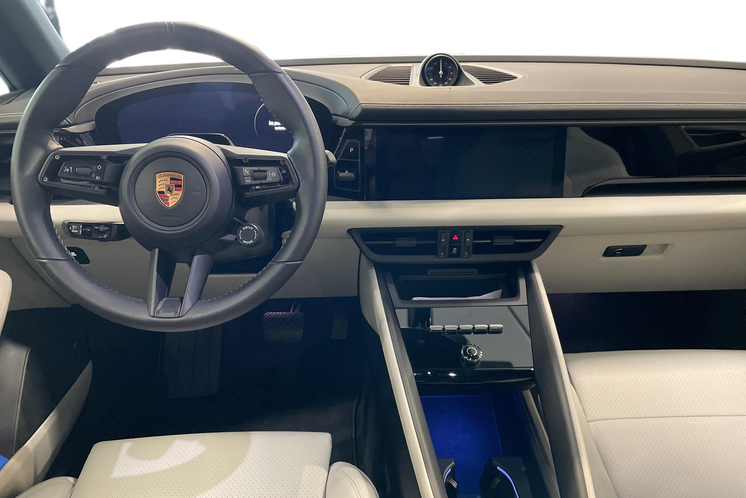 sininen Porsche Macan 2026 kuva 8.
