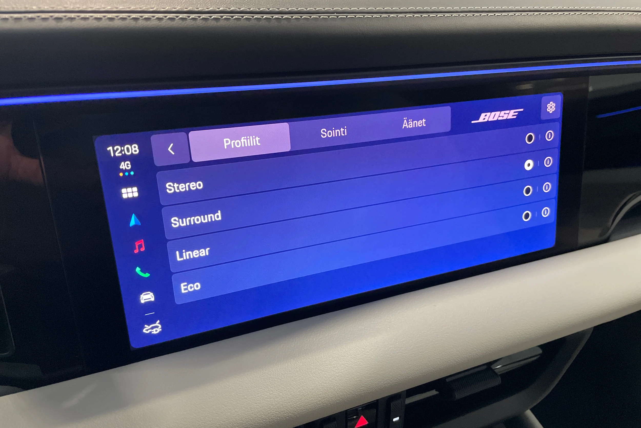 sininen Porsche Macan 2026 kuva 12.