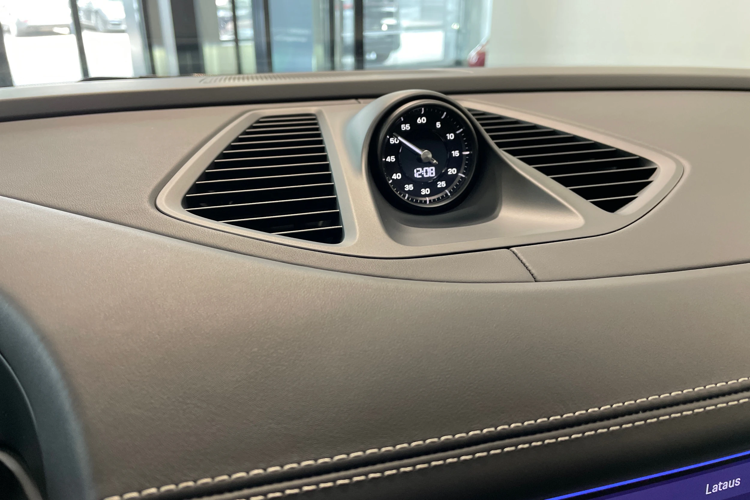sininen Porsche Macan 2026 kuva 14.