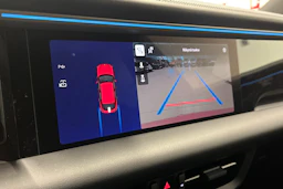 punainen Porsche Macan 2026 kuva 10.