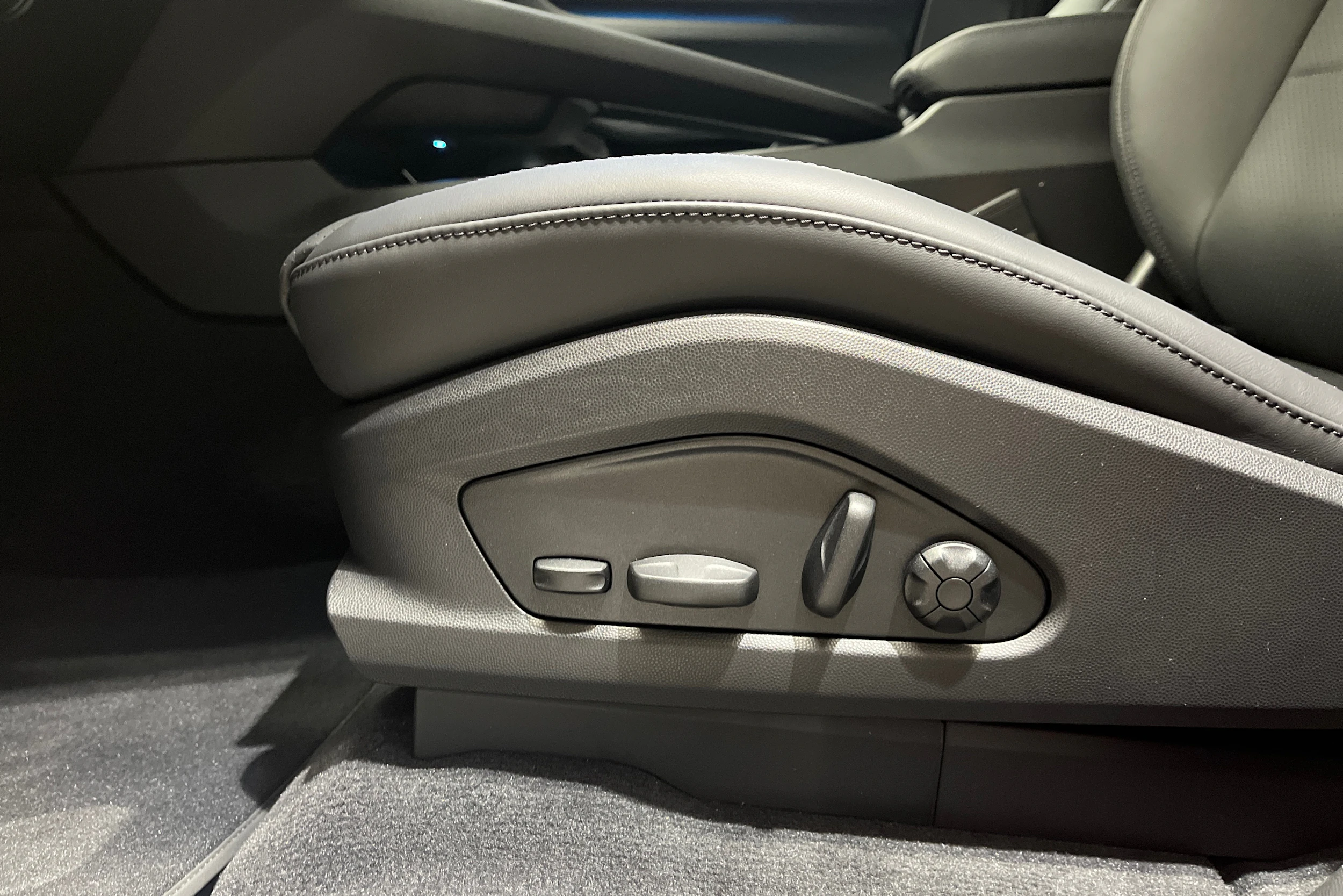 punainen Porsche Macan 2026 kuva 17.